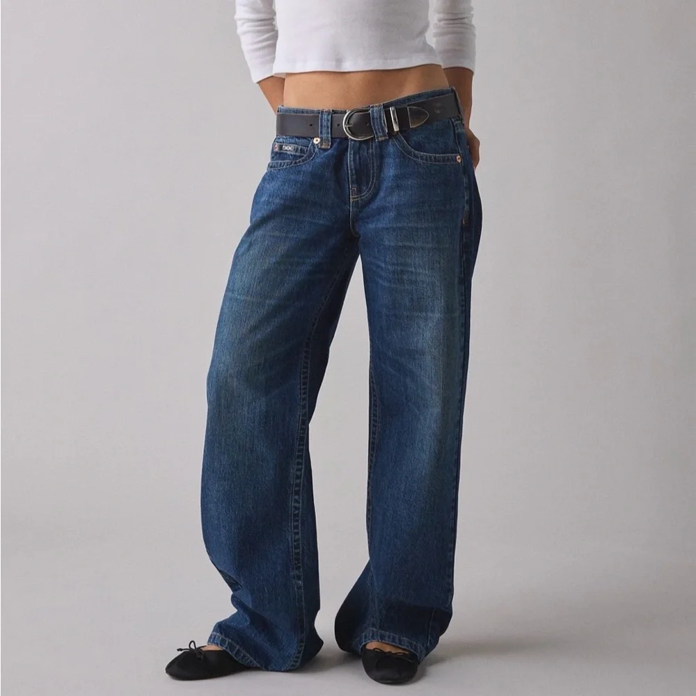 BDG Low-Rise Wide Leg Jean in medium wash